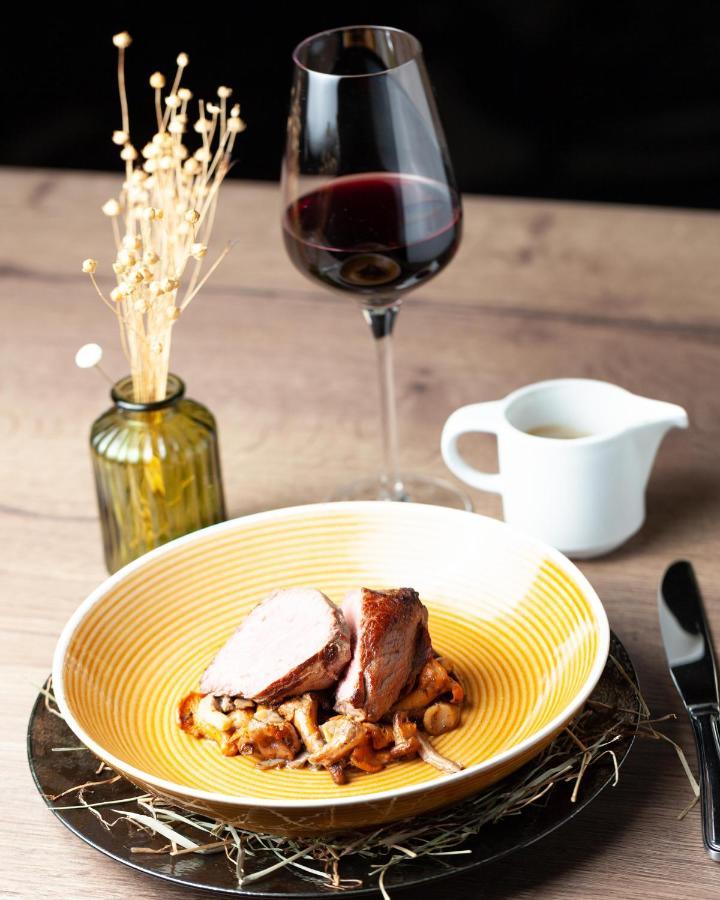 Le Boeuf Couronne - Hotel & Restaurant Chartres- Logis Hotels Экстерьер фото